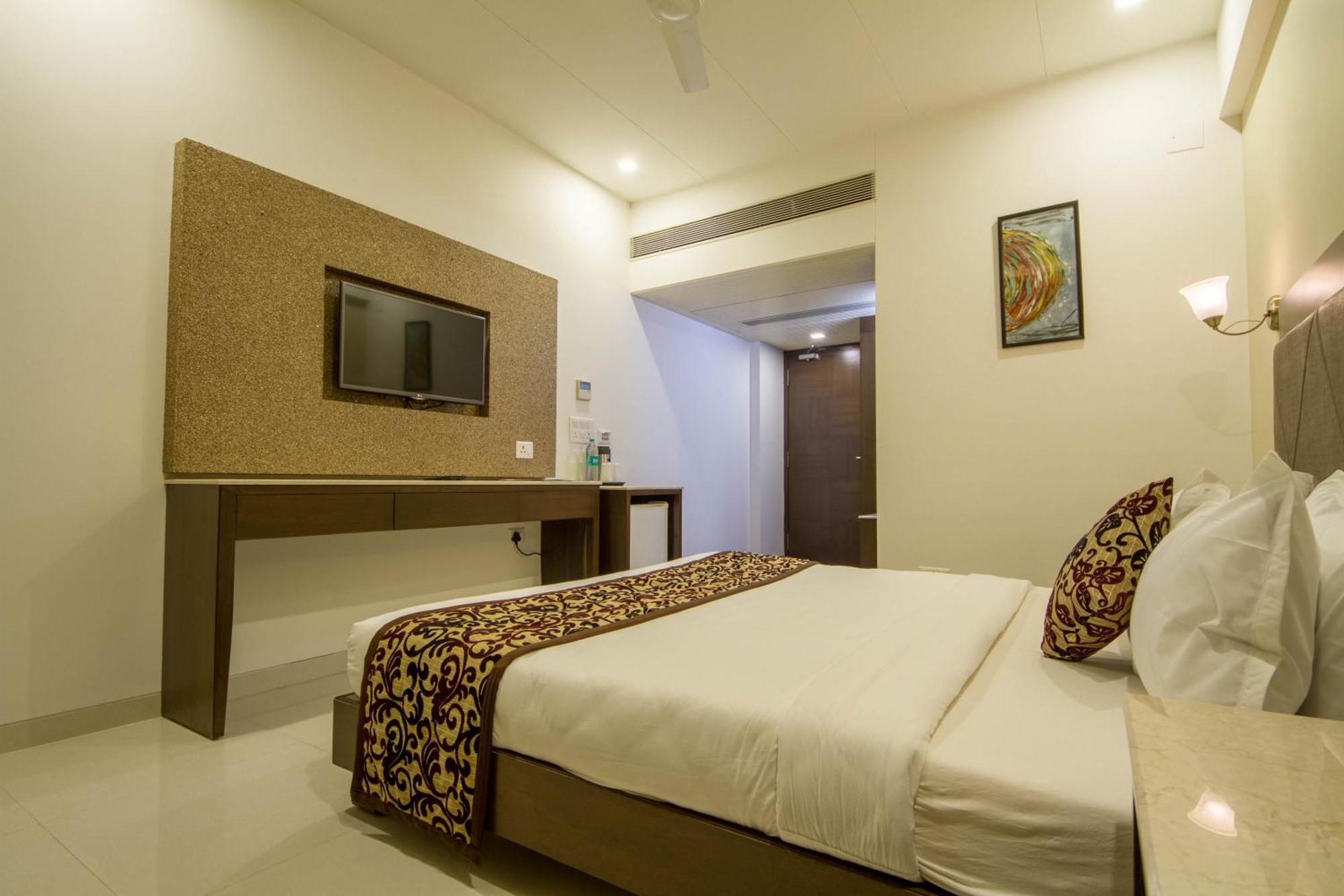 Tgv Hotel Ahmedabad Exterior foto